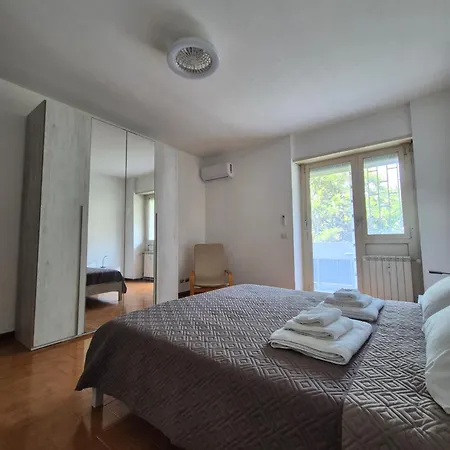 Apartment Spinaceto Modern Home, Eur